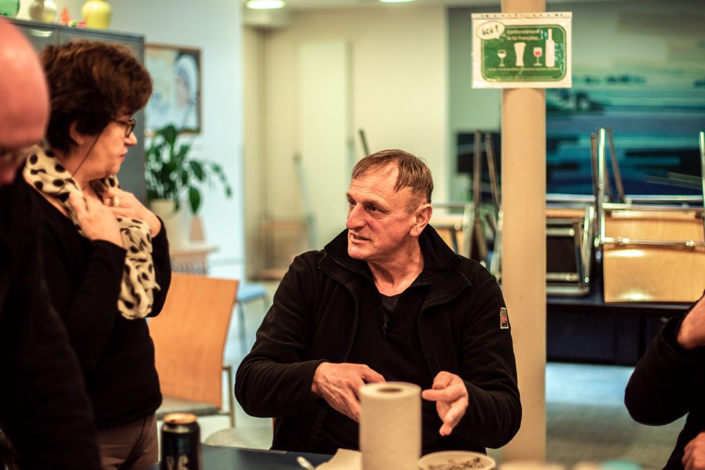 Les bénéficiaires et bénévoles échangent à l'espace Marcel Olivier